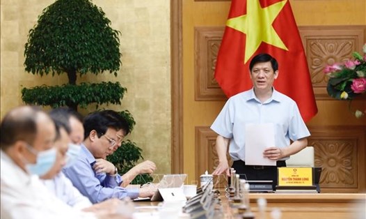 Quyền Bộ trưởng Bộ Y tế Nguyễn Thanh Long phát biểu tại cuộc họp về công tác phòng, chống dịch COVID-19. Ảnh: Dương Giang/TTXVN