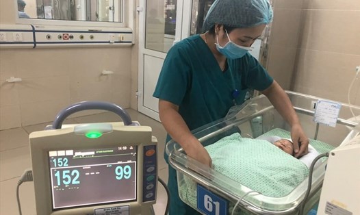 Cháu bé đang được các bác sĩ chăm sóc và điều trị tại Bệnh viện Đa khoa Xanh Pôn, Hà Nội. Ảnh: Bệnh viện cung cấp