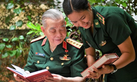 Thiếu tá Vân Anh đang trò chuyện với Đại tướng Nguyễn Quyết. Ảnh: Việt Văn