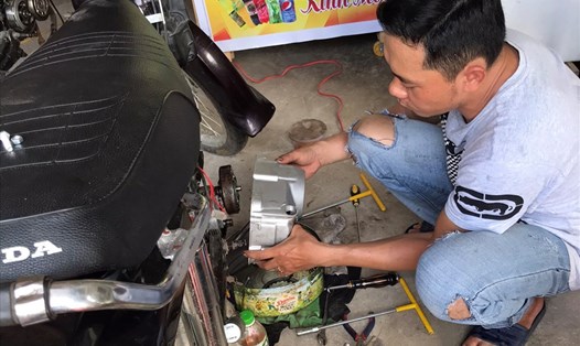 Anh Lê Minh Luân trở thành thợ sửa xe máy sau khi phải chấm dứt HĐLĐ với Công ty PouYuen do ảnh hưởng của dịch COVID-19. Ảnh: nhân vật cung cấp
