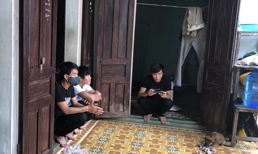 Nhiều công nhân xây dựng tại xóm trọ trên đường Vương Thừa Vũ bị mắc kẹt lại TP.Đà Nẵng. Ảnh: Mai Hương