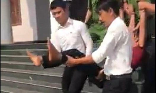 Bị cáo tự tử tại tòa được đưa đi cấp cứu. Ảnh cắt từ video của Truong Nguyen