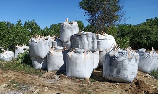 Hàng chục tấn chất thải công nghiệp được nghiền nhỏ bỏ trong các bao tải lớn chuyển từ Ninh Bình vào Thanh Hoá chỉ để... san lấp mặt bằng (?!). Ảnh: Quách Du