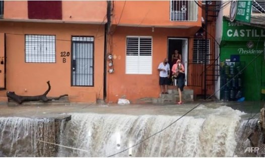 Nước lũ gây ra do ảnh hưởng của bão Laura tại thủ đô Santo Domingo của Cộng hòa Dominica. Ảnh: AFP