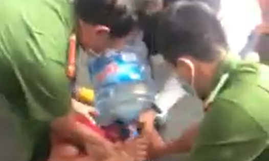 Lực lượng chức năng sơ cứu sau đó đưa bị cáo uống thuốc tự tử ở tòa án đi cấp cứu.  Ảnh cắt từ video của Truong Nguyen