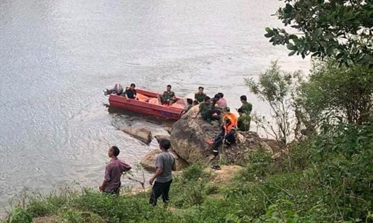 Lực lượng chức năng lúc tổ chức tìm kiếm thi thể 2 cháu bé bị chết đuối ở xã Sơn Tây. Ảnh: Xuân Hồng.
