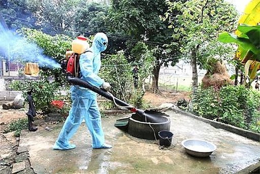 Khử khuẩn môi trường phòng chống sốt xuất huyết. Ảnh: SYT