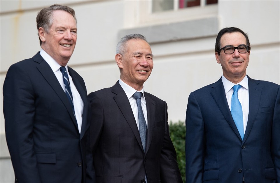 Bộ trưởng Tài chính Mỹ Steven Mnuchin (phải) và Đại diện Thương mại Mỹ Robert Lighthizer (trái) và Phó Thủ tướng Trung Quốc Lưu Hạc tại đàm phán thương mại Mỹ - Trung Quốc ở Washington, DC, tháng 
10.2019. Ảnh: AFP.