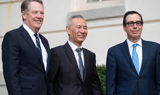 Bộ trưởng Tài chính Mỹ Steven Mnuchin (phải) và Đại diện Thương mại Mỹ Robert Lighthizer (trái) và Phó Thủ tướng Trung Quốc Lưu Hạc tại đàm phán thương mại Mỹ - Trung Quốc ở Washington, DC, tháng 
10.2019. Ảnh: AFP.