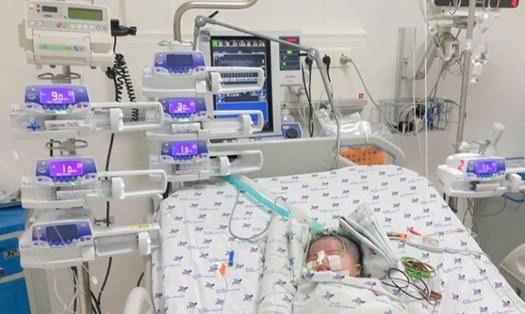 Em bé đang điều trị tại Bệnh viện Nhi đồng Thành phố. Ảnh: Bệnh viện cung cấp