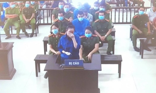 Bị cáo Nguyễn Thị Dương khóc tại tòa. Ảnh: MD