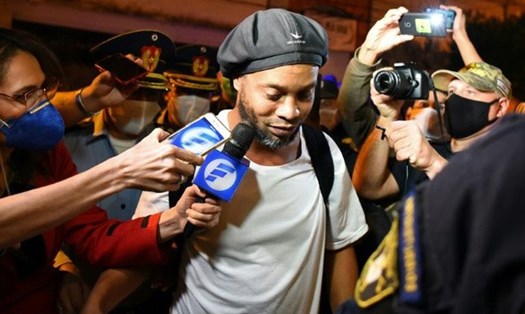 Hình ảnh Ronaldinho bị báo chí bao vây tại Paraguay hồi tháng 4.2020. Ảnh: AFP