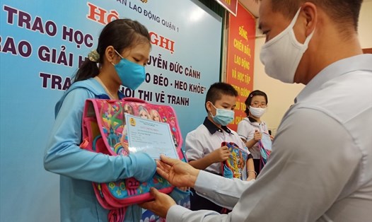 Các học sinh tiểu học nhận học bổng Nguyễn Đức Cảnh. Ảnh: Chân Phúc