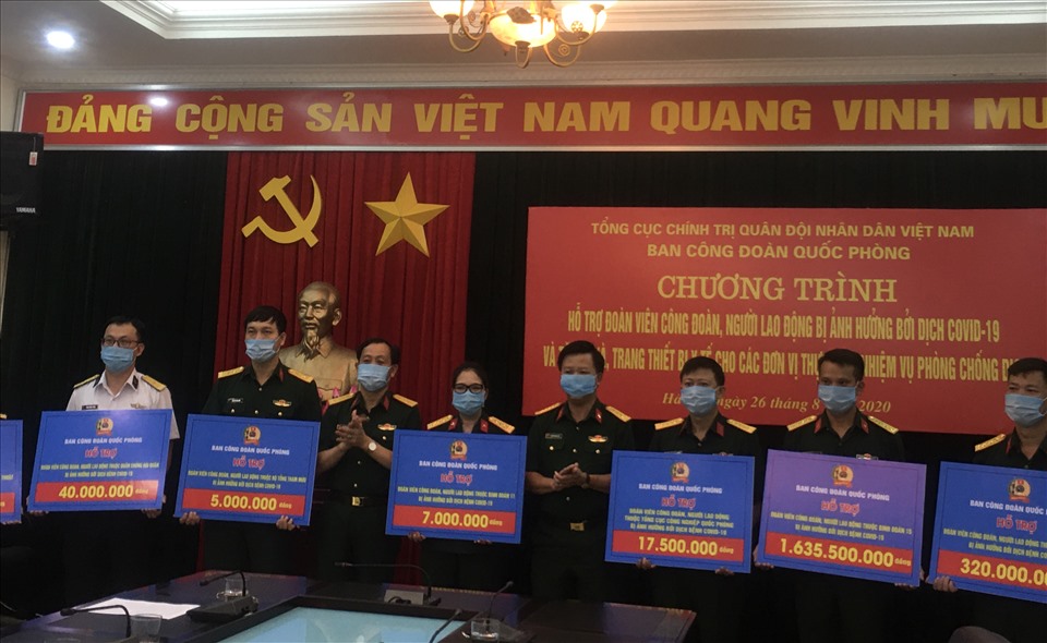 Trao hỗ trợ chiều 26.8. Ảnh: Hải Anh