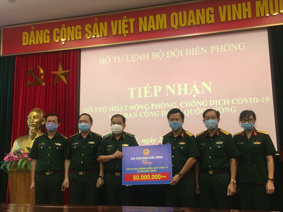 Đại diện Bộ đội Biên phòng, Thiếu tướng Phùng Quốc Tuấn - Phó Chính uỷ Bộ đội Biên phòng (thứ 3 từ trái sang) nhận hỗ trợ của Ban Công đoàn Quốc phòng do Đại tá Nguyễn Đình Đức (thứ 3 từ phải sang) trao chiều 26.8. Ảnh: Hải Anh