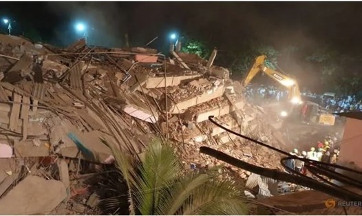 Hiện trường đống đổ nát sau vụ sập chung cư 5 tầng ở Ấn Độ hôm 25.8. Ảnh: Reuters