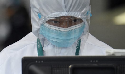 Nhân viên mặt đất của hãng hàng không quốc tế mặc đồ bảo hộ làm việc tại quầy ở sân bay ở Manila, Philippines hôm 4.8. Ảnh: AFP.