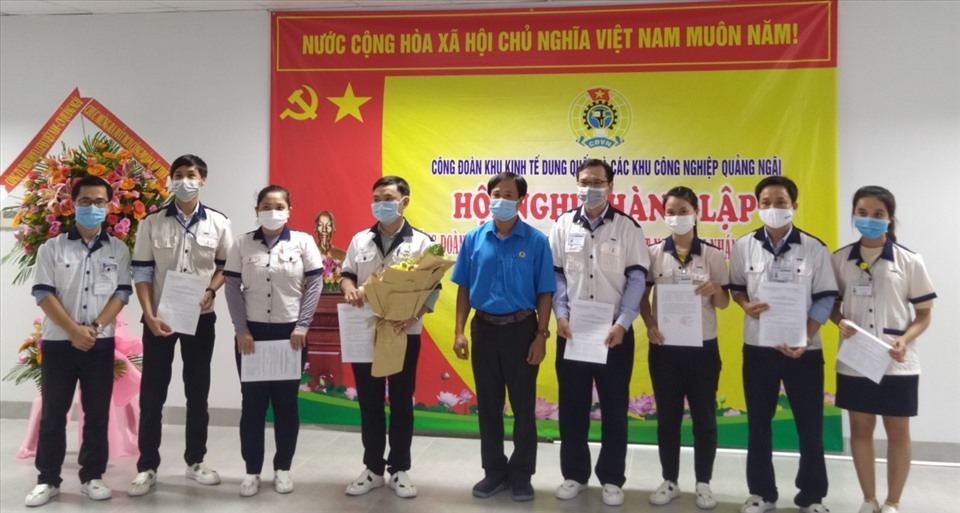 Thường trực Công đoàn KKT Dung Quất và các KCN Quảng Ngãi đã trao tặng quà cho NLĐ có hoàn cảnh khó khăn. Ảnh: Xuân Quang