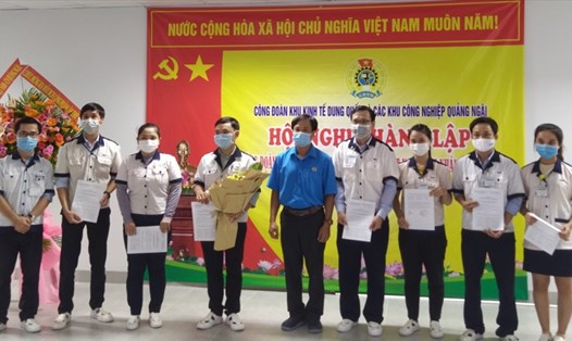 Thường trực Công đoàn KKT Dung Quất và các KCN Quảng Ngãi đã trao tặng quà cho NLĐ có hoàn cảnh khó khăn. Ảnh: Xuân Quang