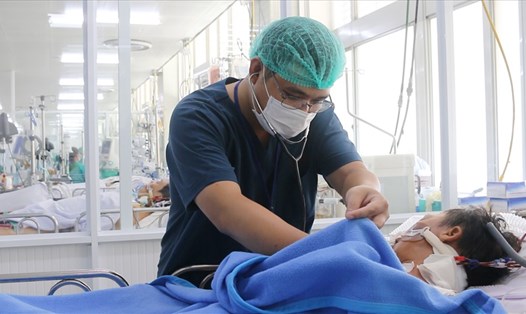 Bệnh nhân bị rắn cắn đang được các bác sĩ chăm sóc tại Bệnh viện Chợ Rẫy TPHCM. Ảnh: Bệnh viện cung cấp