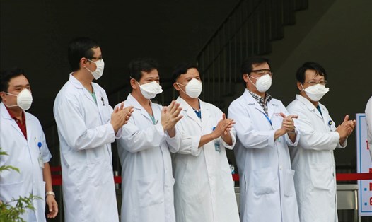 Các y bác sĩ Bệnh viện Đà Nẵng đã có 30 ngày khó khăn do cơn lốc của đại dịch COVID-19. Ảnh: Thuỳ Trang