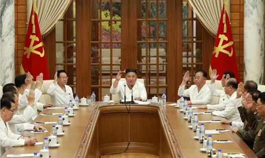 Ông Kim Jong-un chỉ đạo chống bão Bavi trong cuộc họp bộ chính trị ngày 25.8. Ảnh: Rodong Sinmun