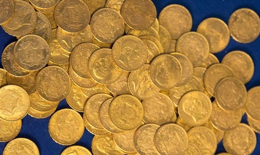 217 đồng tiền vàng còn mới nguyên được phát hiện. Ảnh: Reuters