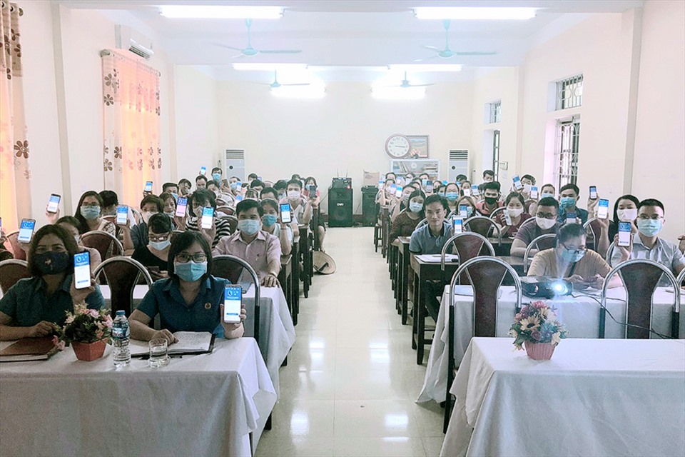Công đoàn các khu công nghiệp tỉnh hướng dẫn cài đặt Bluezone. Ảnh: Anh Hùng.