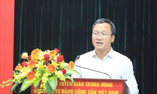 Ông Khuất Việt Hùng - Phó Chủ tịch chuyên trách Uỷ ban An toàn giao thông Quốc gia phát biểu tại chương trình. Ảnh T.Vương