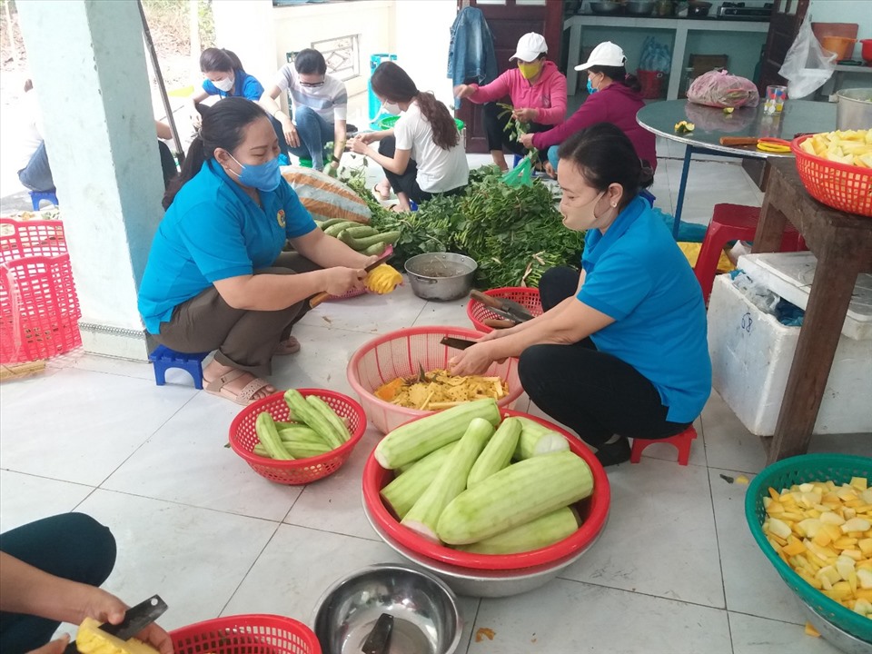 Chị em Ban nữ công huyện Đại Lộc tham gia nấu ăn phục vụ y bác sĩ tuyến đầu chống dịch.