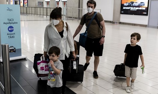 Du khách tại sảnh đến ở sân bay Larnaca trên đảo Síp. Ảnh: AFP.
