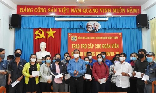 Trao hỗ trợ cho người lao động. Ảnh: Công đoàn Bình Thuận