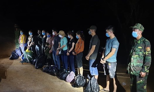 Nhóm người bị Biên phòng Quảng Trị phát hiện ở khu vực biên giới với mục đích xuất cảnh trái phép sang Lào và Thái Lan. Ảnh: BP QT.