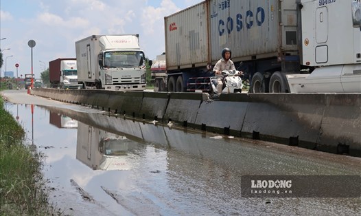 Một đoạn thuộc làn xe máy đường Võ Chí Công (quận 2) bị ngập úng thường xuyên do hệ thống thoát nước chưa được đảm bảo. Người đi xe máy phải điều khiển phương tiện vào làn đường xe tải, xe container để tránh vũng nước. Ảnh: Hữu Huy