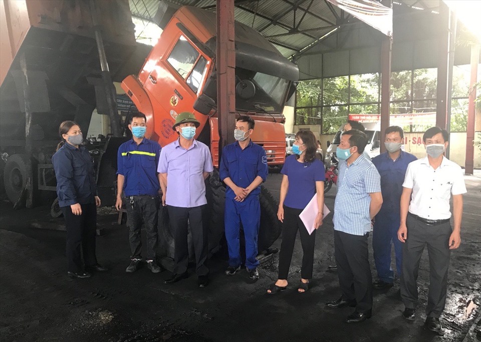 Đoàn công tác nắm bắt tình hình sản xuất kinh doanh và hoạt động công đoàn tại Công ty Kho vận Đá Bạc về hoạt động công đoàn. Ảnh: CĐ TKV