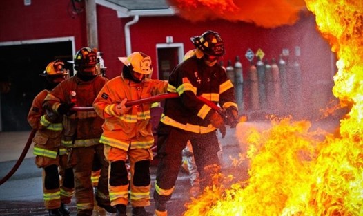 Nhân viên cứu hộ dập tắt đám cháy trong vụ nổ khí gas ở thủ đô Mátxcơva, Nga. Ảnh: Twitter