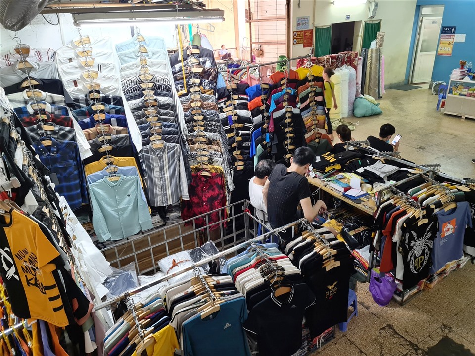 Gian hàng quàn áo tại chợ đồng xuân (Nguồn: laodong.vn)