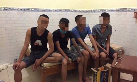 Nhóm thanh niên sử dụng ma túy trong quán massage ở Quảng Nam. Ảnh: Công an