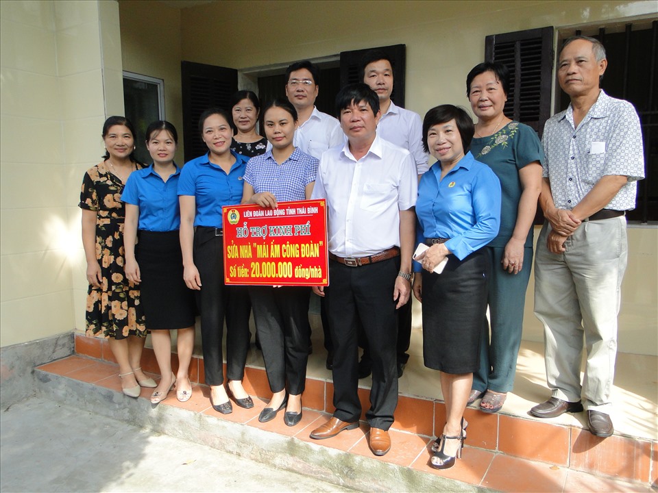 Lãnh đạo công đoàn tỉnh, công đoàn ngành, lãnh đạo nhà trường, đồng nghiệp chúc mừng hai mẹ con đoàn viên Hà có được căn nhà khang trang để sinh hoạt. Ảnh: Bá Mạnh
