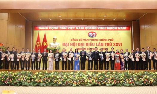 Ủy viên Trung ương Đảng, Bộ trưởng, Chủ nhiệm VPCP Mai Tiến Dũng tặng hoa các đồng chí trúng cử vào Ban Chấp hành Đảng bộ VPCP nhiệm kỳ 2020-2025. Ảnh: VGP/Hoàng Giang