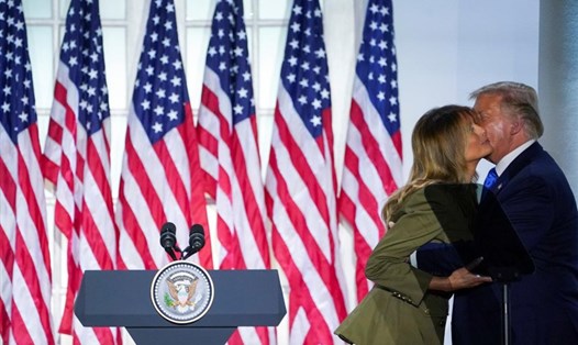Đệ nhất phu nhân Melania Trump và Tổng thống Donald Trump ngày 25.8. Ảnh: Reuters