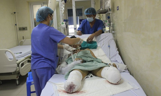 Các bác sĩ buộc phải cắt cụt 2 cẳng chân của bệnh nhân. Ảnh: BVCC