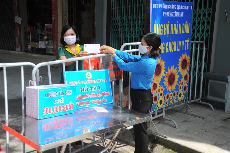 LĐLĐ TP.Hải Dương trao hỗ trợ cho địa phương bị phong toả do dịch COVID-19. Ảnh: Diệu Thuý