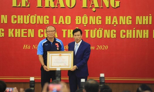 Bộ trưởng Nguyễn Ngọc Thiện trao Huân chương Lao động hạng Nhì cho ông Park Hang-seo. Ảnh: Hoài Thu