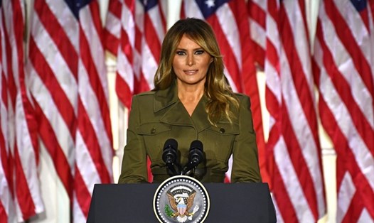 Đệ nhất phu nhân Mỹ Melania Trump phát biểu tại Vườn Hồng Nhà Trắng ngày 25.8 giúp chồng tranh cử. Ảnh: AFP