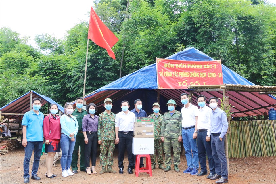 LĐLĐ Bình Dương thăm bộ đội phòng chống dịch COVID-19 ở biên giới. Ảnh: Hoàng Trung