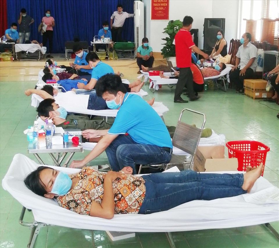 Bình Dương: Công đoàn vận động hiến máu cứu người khi dịch bệnh còn kéo dài. Ảnh: Lê Hoan