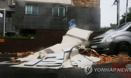 Một tòa nhà hư hại trên đảo Jeju do ảnh hưởng của bão Bavi hôm 26.8. Ảnh: Yonhap