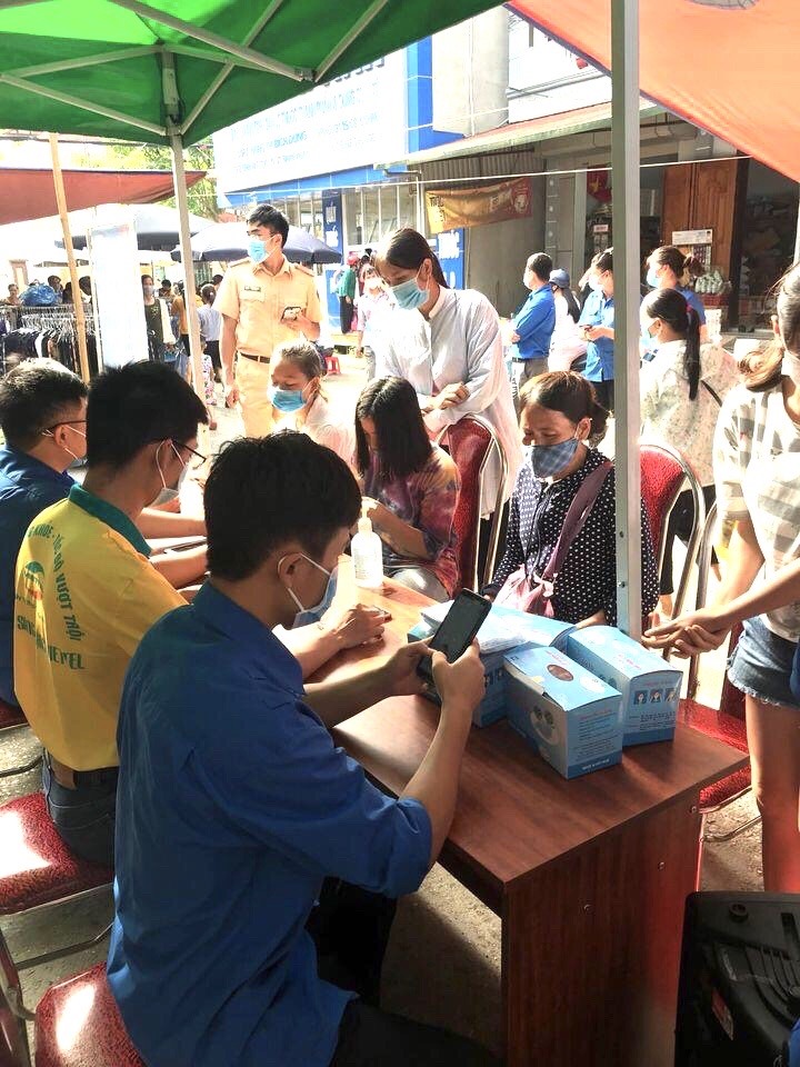 Đoàn viên công đoàn huyện Quảng Hoà (Cao Bằng) cài đặt ứng dụng Bluezone. Ảnh: Bàn Thị Thương