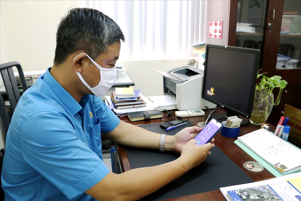 Đoàn viên công đoàn cài đặt ứng dụng Bluezone trên điện thoại